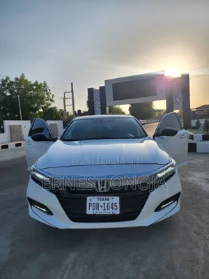 Toyota Camry SE (2.5L 4cyl 8A) 2019 White