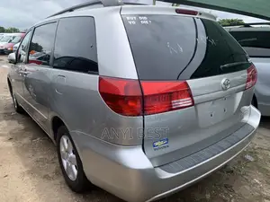 Toyota Sienna 2005 Silver