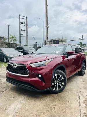 Toyota Highlander XLE 2022 Burgundy
