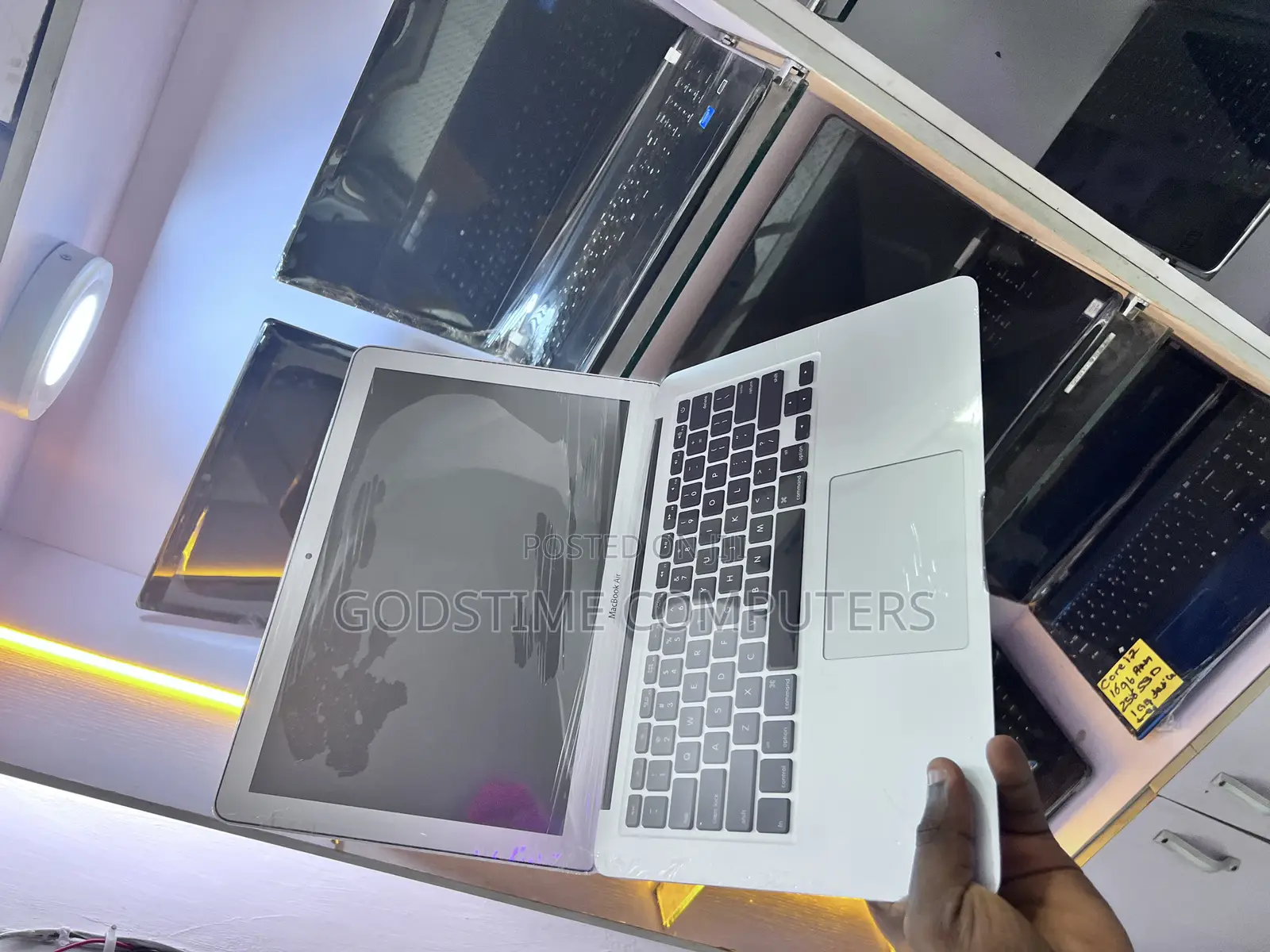 New Laptop Apple MacBook 2017 8GB Intel Core I5 SSD 256GB