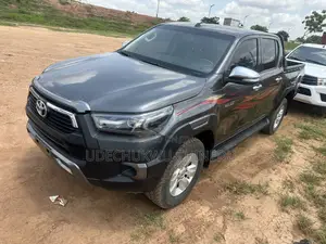 Photo - Toyota Hilux 2021 Gray