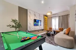 Luxury 2 Bedroom Service Apartment With Ps5 Snooker Board