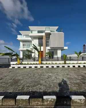 5bdrm Duplex in Osapa london for sale