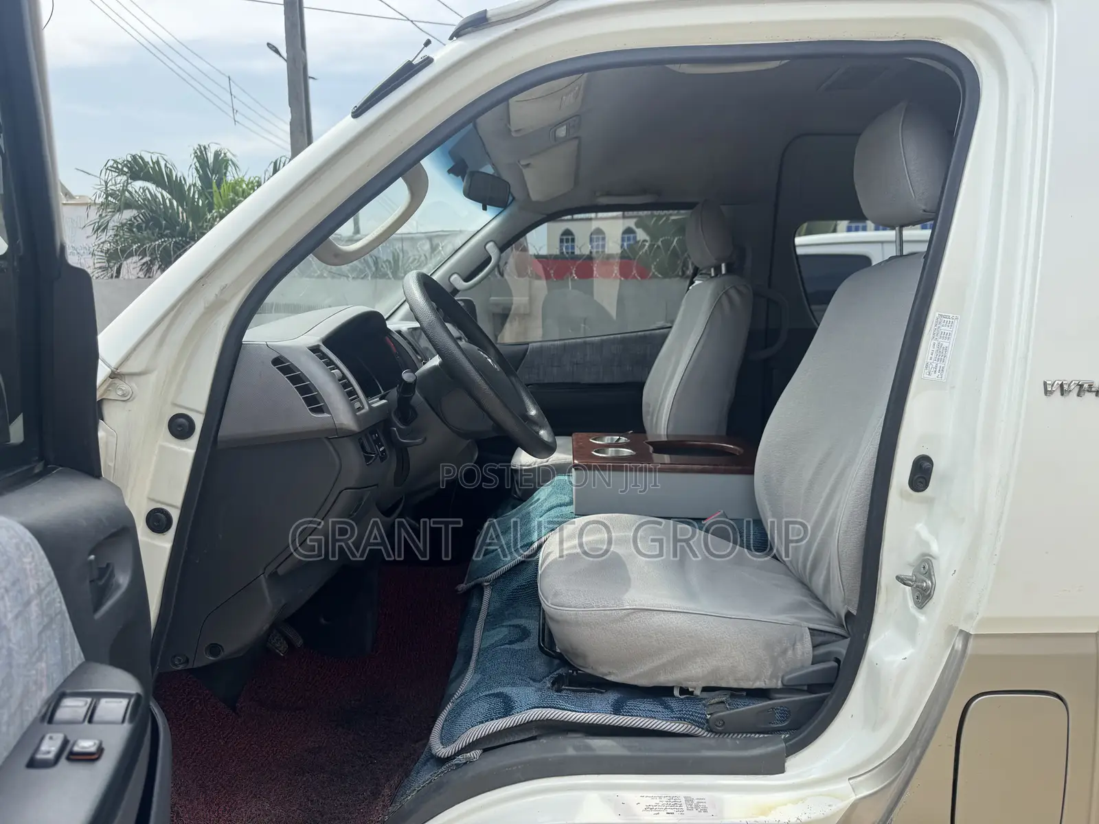 Toyota HiAce 2016 Gold