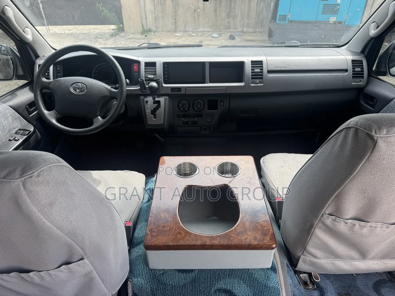 Toyota HiAce 2016 Gold