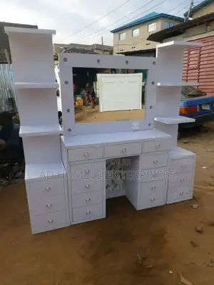 Standard Design of Dressing Mirror With Table