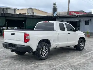 Toyota Tundra 1794 5.7L V8 4x2 CrewMax 5.6 ft. box 145.7 in. WB 2018