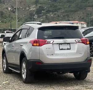 Toyota RAV4 XLE 4dr SUV AWD (2.5L 4cyl 6A) 2015 Silver
