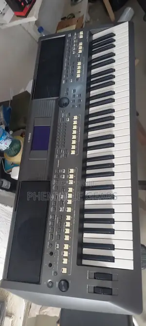 Neat Uk Used Yamaha PSR S670