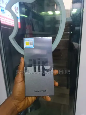 New Samsung Galaxy Z Flip4 256 GB Gold