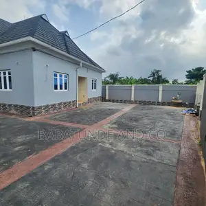 3bdrm Block of Flats in Moniya for sale