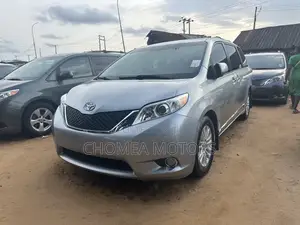 Toyota Sienna 2015 Silver
