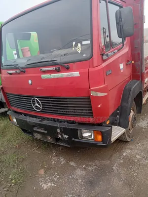 Photo - Mercedes-Benz 814 Half Bucket Pickup Truck