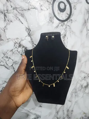 Necklace (Jewelries)