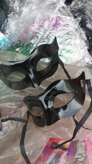 Half-Face Saro Eye Mask Makeup