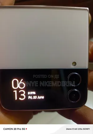 Photo - Samsung Galaxy Z Flip4 128 GB Gold