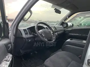 Toyota HiAce 2014 Silver