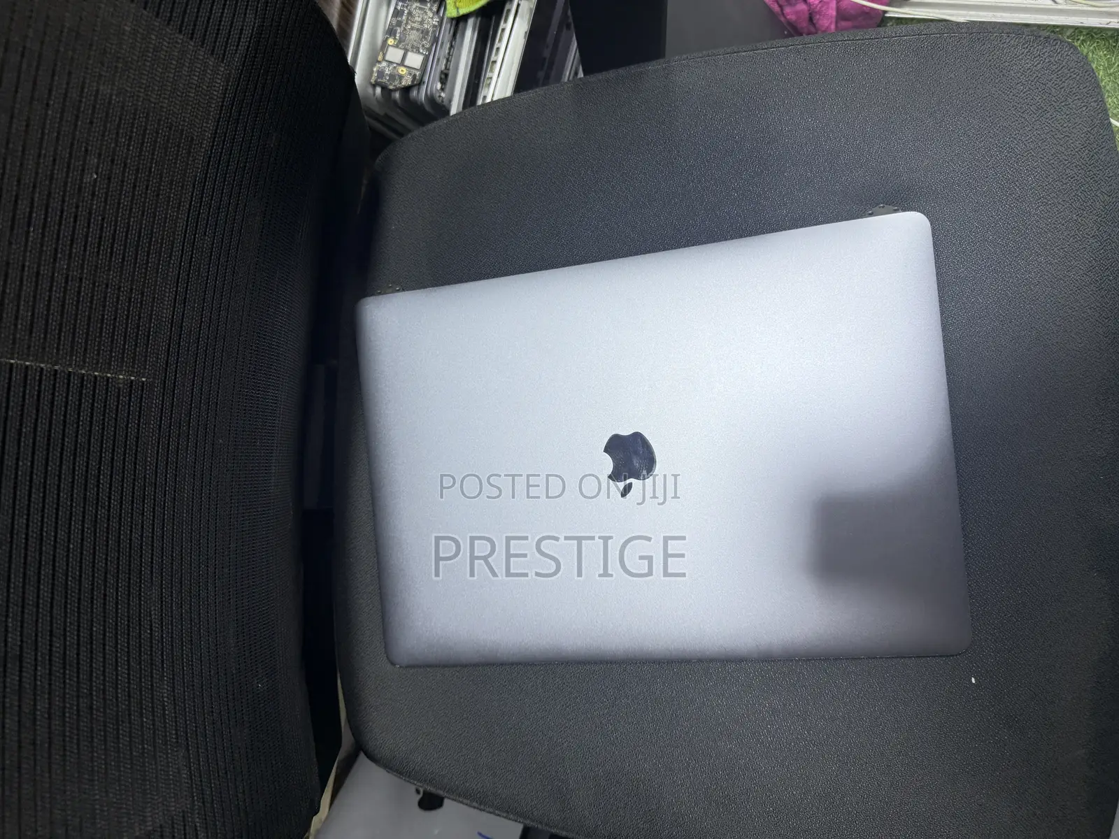 Macbook Pro Touch Bar and Non Touch Bar Screen 2016/17