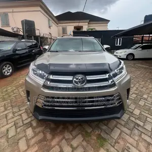 Photo - Toyota Camry XLE 4dr Sedan (3.5L 6cyl 6A) 2017