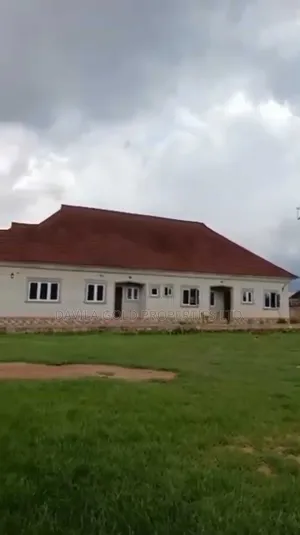 5bdrm Block of Flats in Benin City for sale