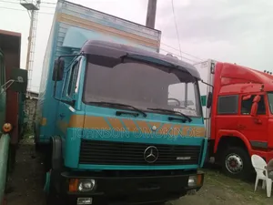 1320 Mercedes Benz Container