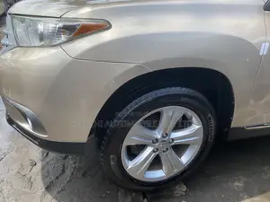 Toyota Highlander Limited 3.5l 4WD 2013 Gold