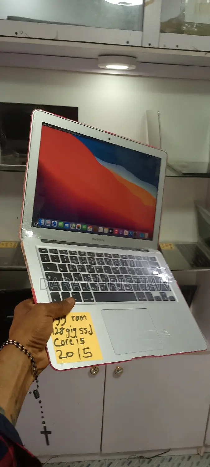 New Laptop Apple MacBook 2015 8GB Intel Core I5 SSD 256GB