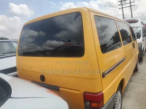 Volkswagen Transporter 2004 Yellow