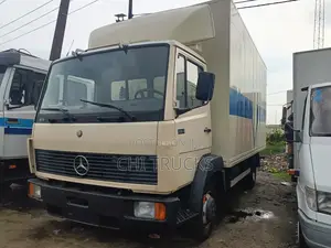 Mercedes Benz 814 Container 2000 Beige
