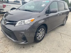 Photo - Toyota Sienna XLE (3.5L 6cyl 8A) 2018 Gray