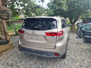 Toyota Highlander 2017 Gold