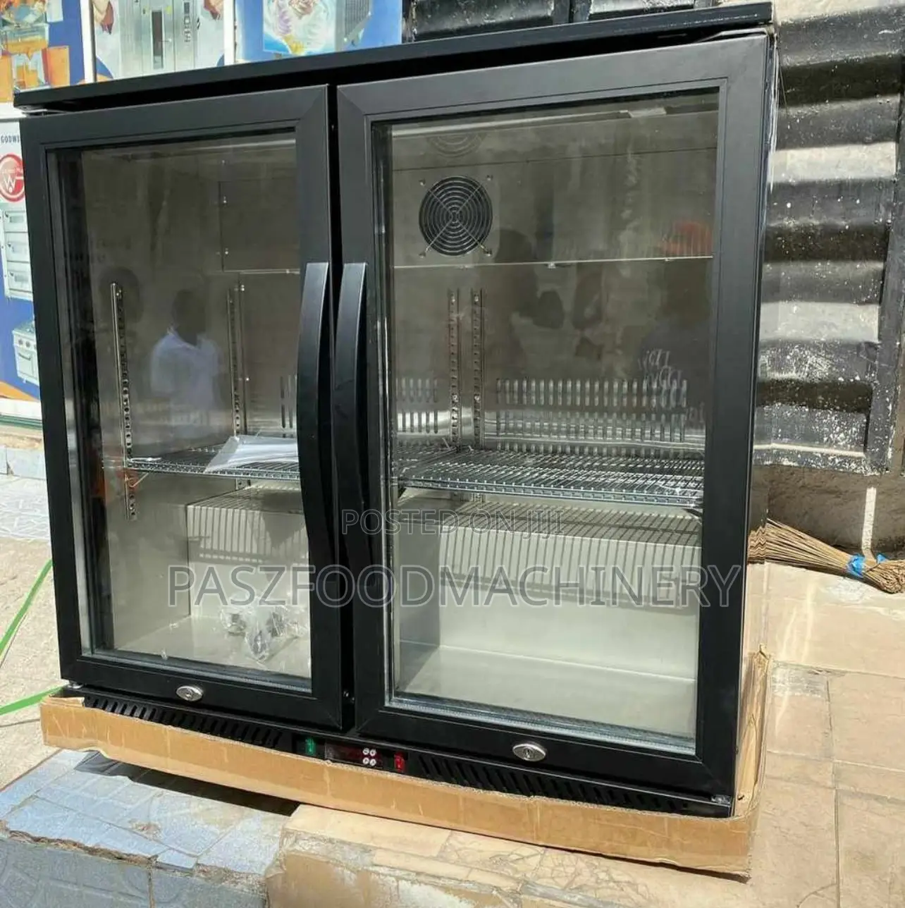 Wine Chiller Display Pulling Door