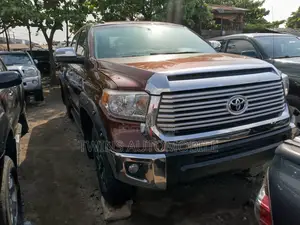Toyota Tundra Platinum 5.7L V8 4x4 CrewMax 5.6 ft. box 145.7 in. WB