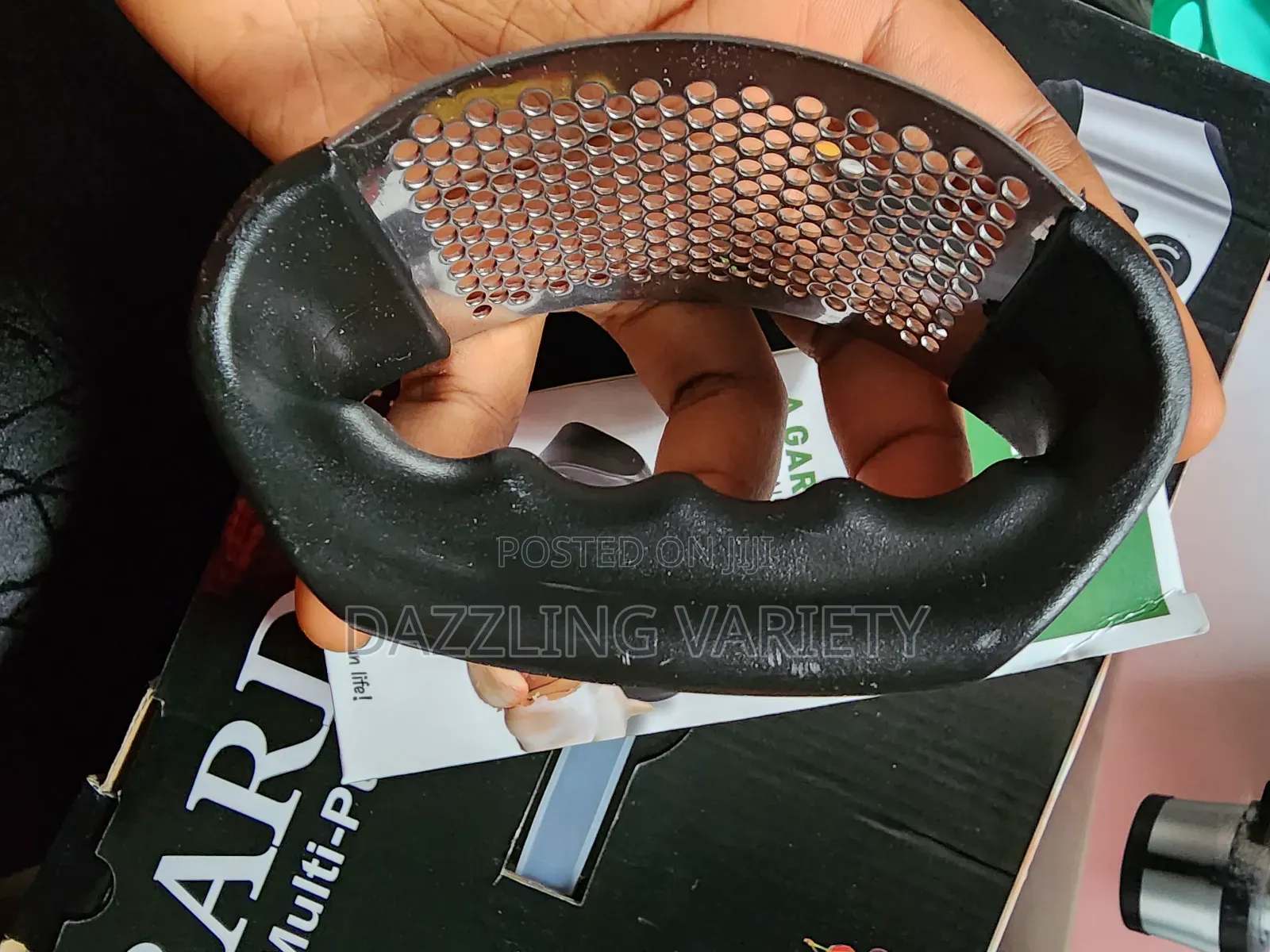 Manual Garlic Crusher With Comfortable Grip Handle