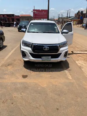 Toyota Hilux 2011 White