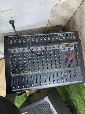 Photo - Yamaha 12 Channels Powered Mixer