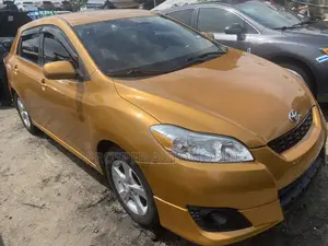 Toyota Matrix S Hatchback FWD (2.4L 4cyl 5A) 2010 Gold