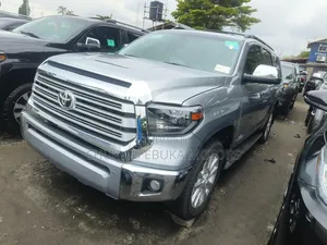 Toyota Sequoia Platinum 4dr SUV 4WD (5.7L 8cyl 6A) 2015 Silver