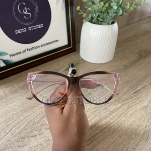 Chic Cat-Eye Transparent Fashion Glasses - Two-Tone Design