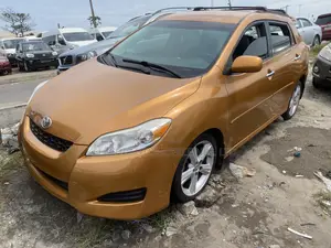 Toyota Matrix S Hatchback AWD (2.4L 4cyl 4A) 2010 Gold
