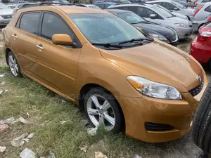 Toyota Matrix S Hatchback AWD (2.4L 4cyl 4A) 2010 Gold