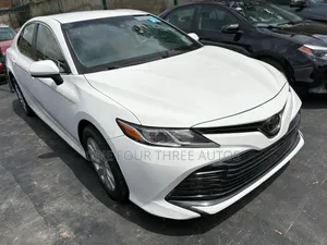 Toyota Camry LE FWD (2.5L 4cyl 8AM) 2018 White