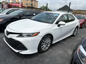 Toyota Camry LE FWD (2.5L 4cyl 8AM) 2018 White