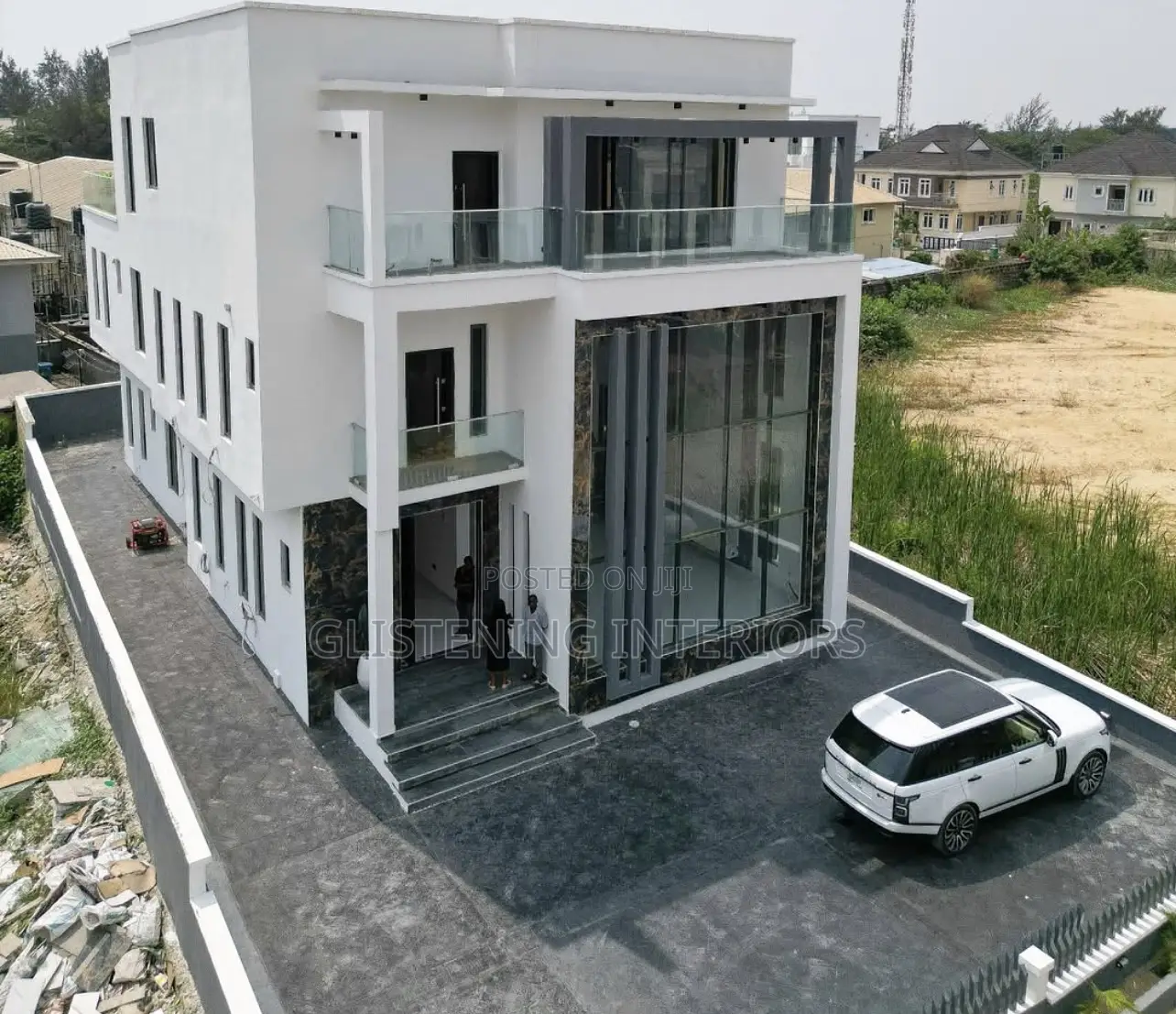 Balcony Design With A Plain 10mm Glass