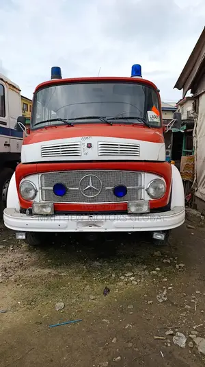 Clean Foreign Used Mercedes Benz 911 Truck
