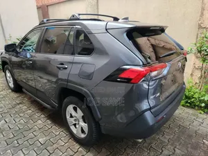 Photo - Toyota RAV4 XLE 2021 Gray