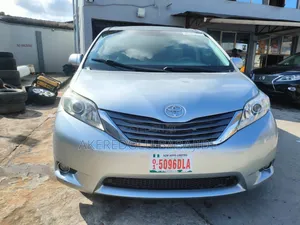 Toyota Sienna LE AWD 7-Passenger 2013 Silver