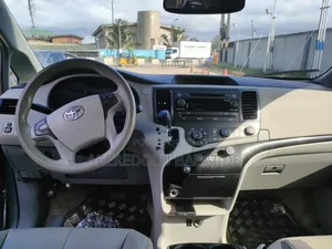 Toyota Sienna LE AWD 7-Passenger 2013 Silver