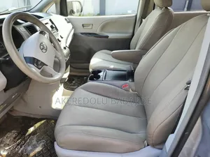 Toyota Sienna LE AWD 7-Passenger 2013 Silver