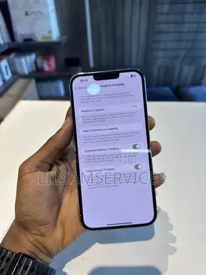 Photo - Apple iPhone 13 Pro Max 128 GB Silver